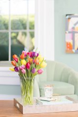 wazon z tulipanami